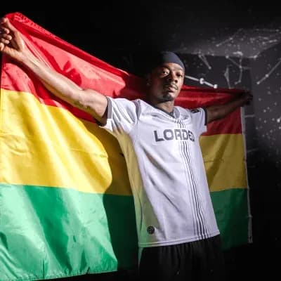 Jugador sosteniendo una bandera de Bolivia