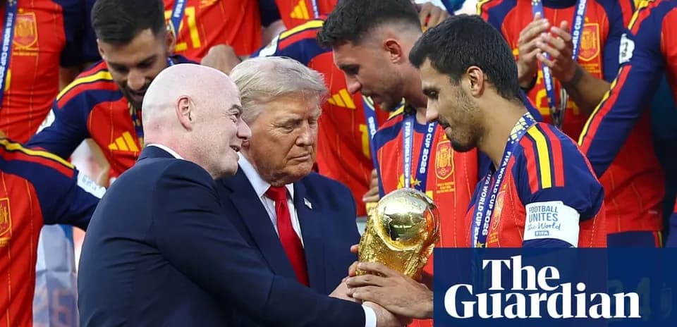 Entrega del trofeo de la Copa del Mundo a España