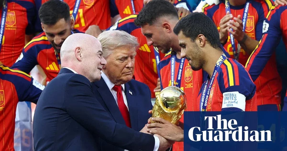 Entrega del trofeo de la Copa del Mundo a España