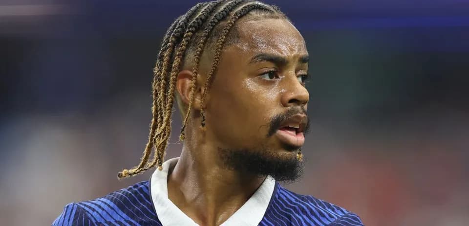 Jugador con trenzas durante un partido de fútbol