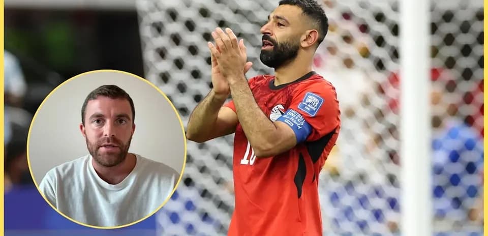 Jugador aplaudiendo en partido de fútbol
