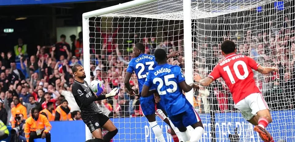 Portero de Chelsea deteniendo un tiro en el partido