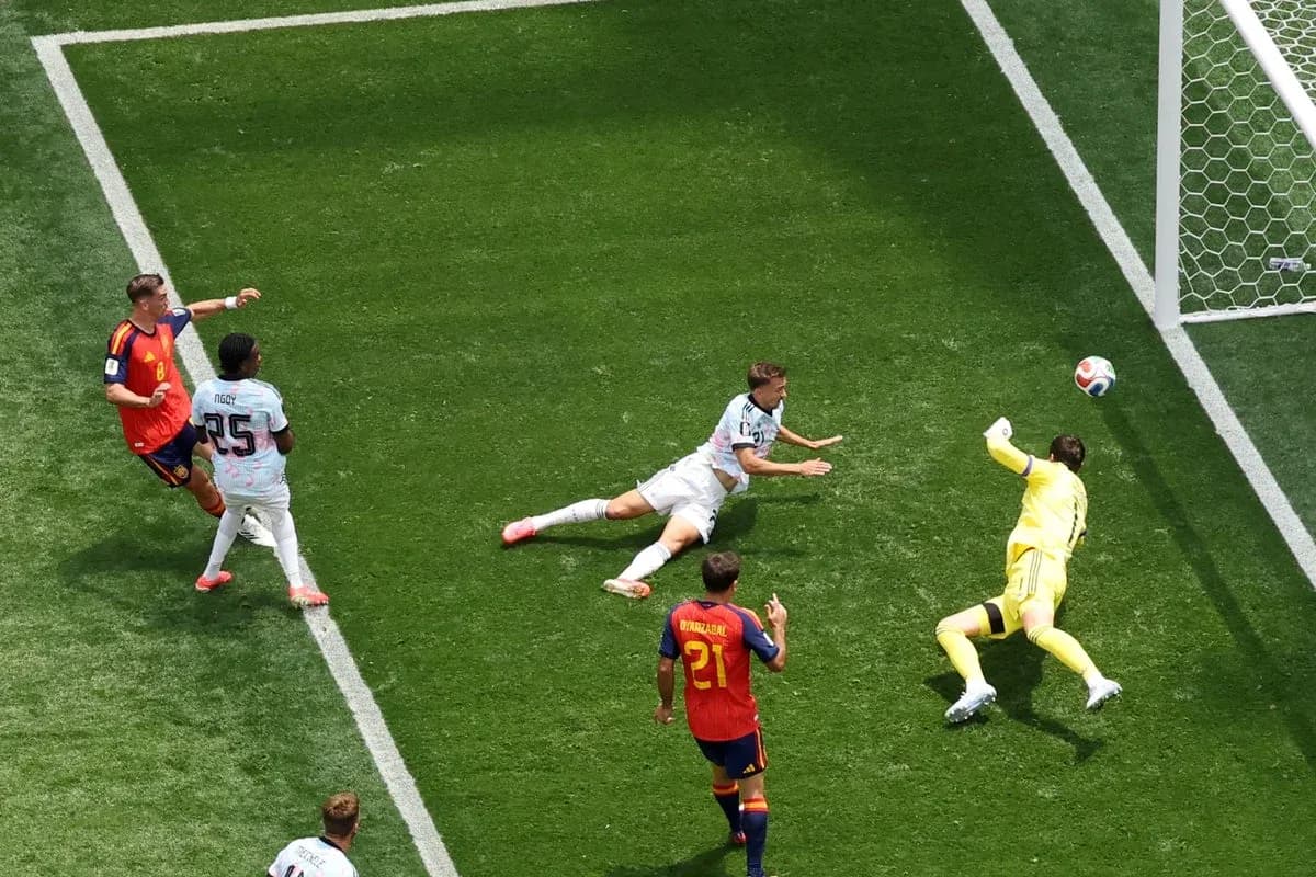 Jugador lanzando el balón hacia la portería