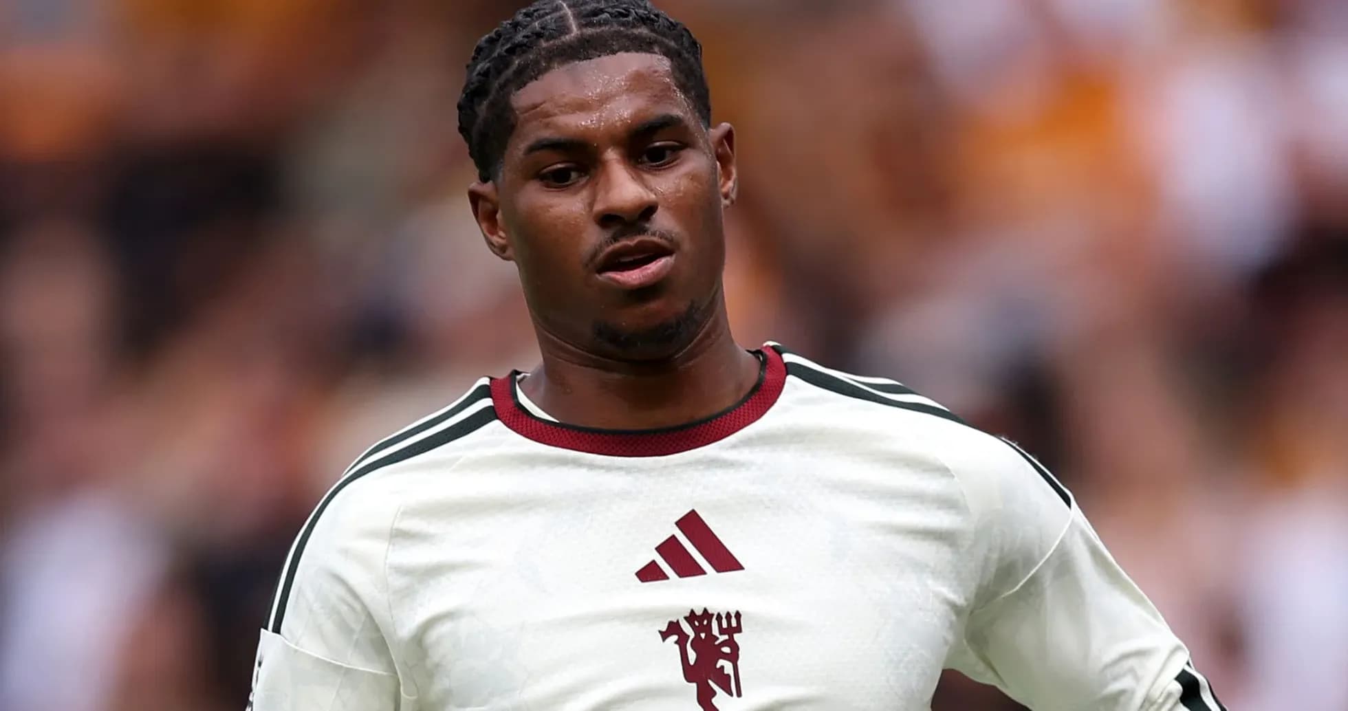 Jugador con camiseta blanca durante el partido