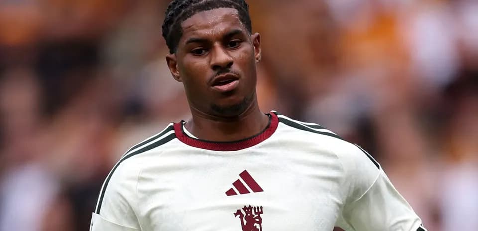 Jugador con camiseta blanca durante el partido