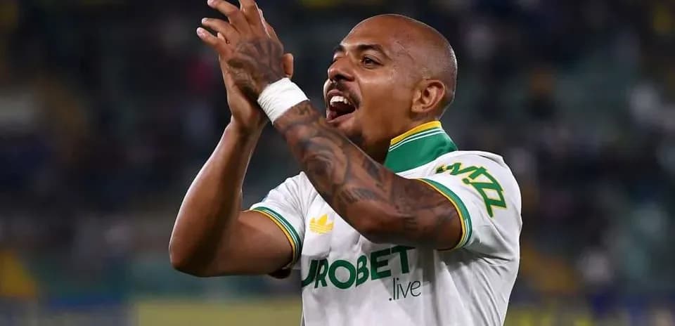 Jugador aplaudiendo tras el partido en el estadio