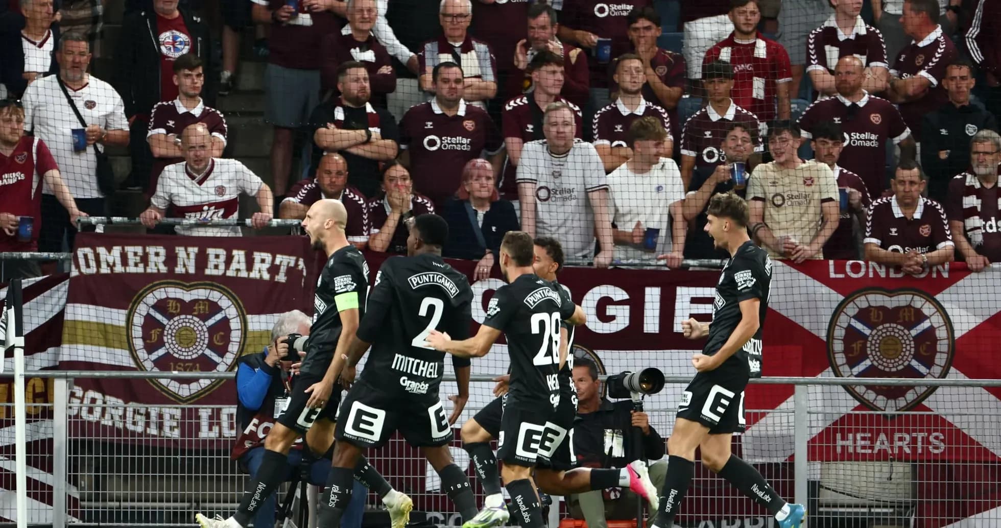 Celebración de jugadores de Hearts en el estadio