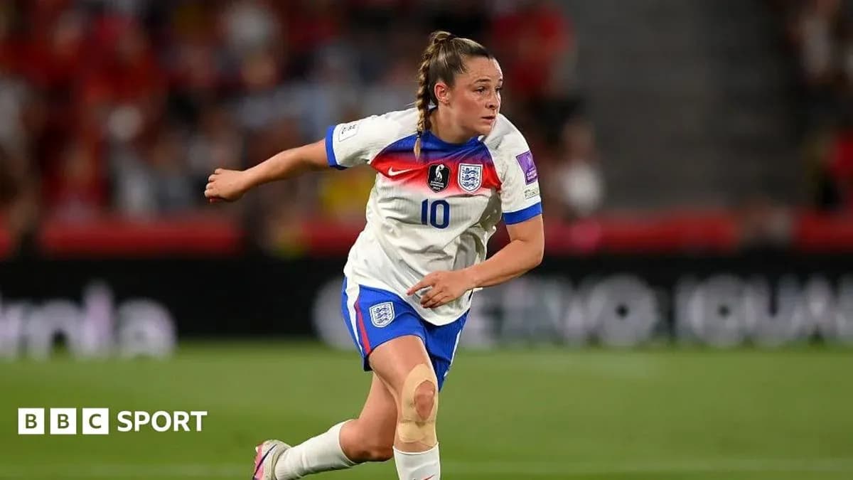 Jugadora de Inglaterra corriendo durante un partido