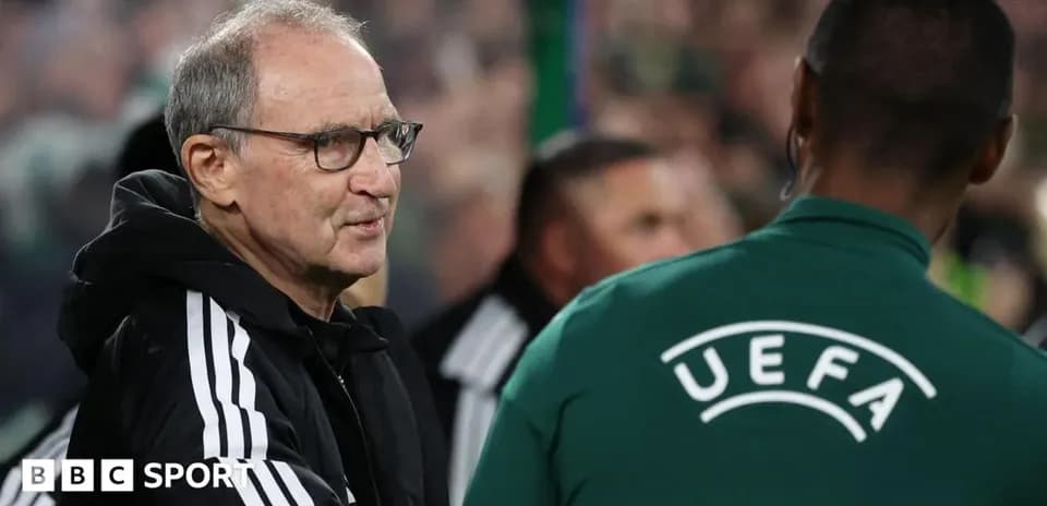 Entrenador saludando a otro en el banquillo