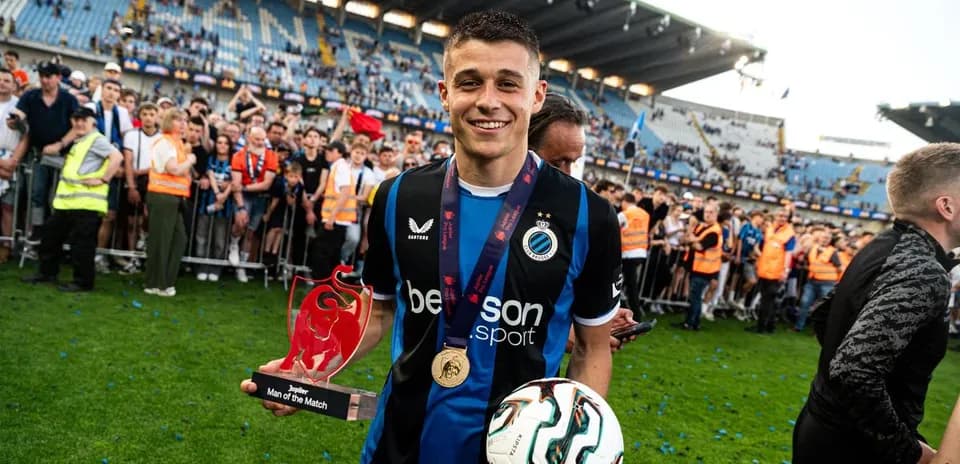 Jugador sosteniendo trofeo en celebración de partido