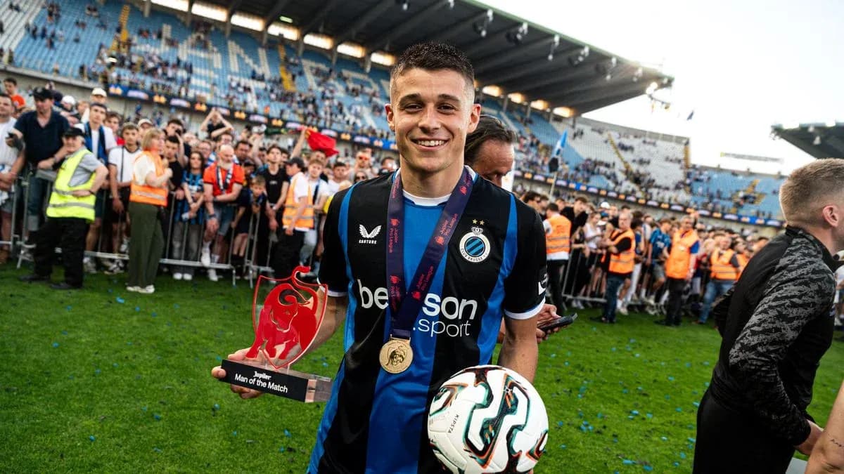 Jugador sosteniendo trofeo en celebración de partido