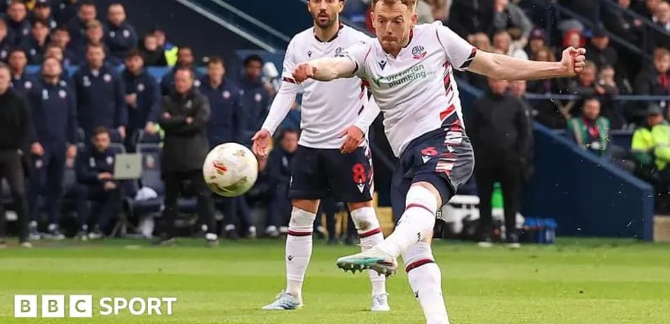 Jugador de Bolton lanzando un penalti durante el partido