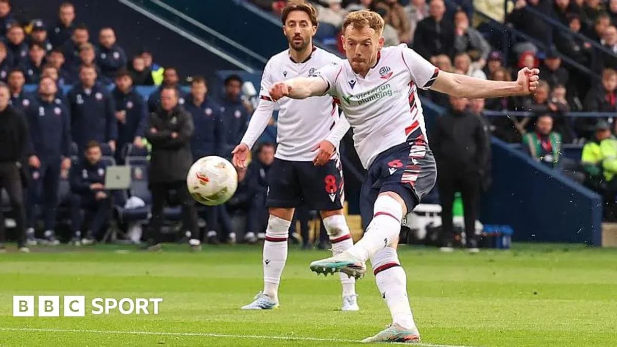 Jugador de Bolton lanzando un penalti durante el partido