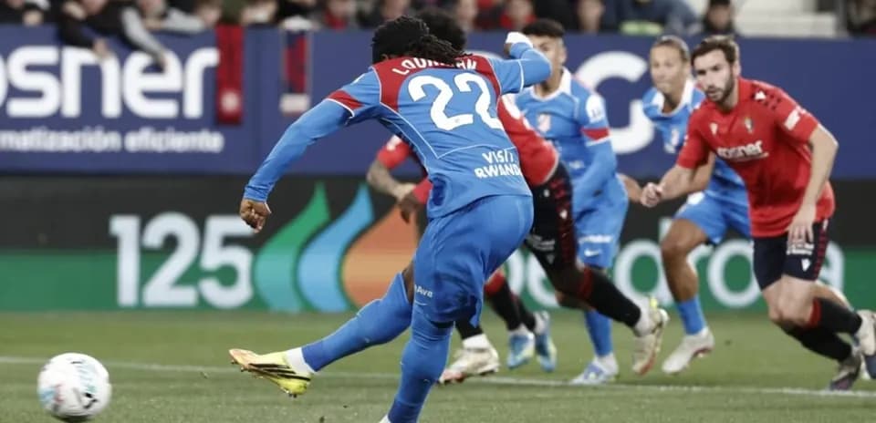 Jugador de Atlético de Madrid ejecutando un penalti