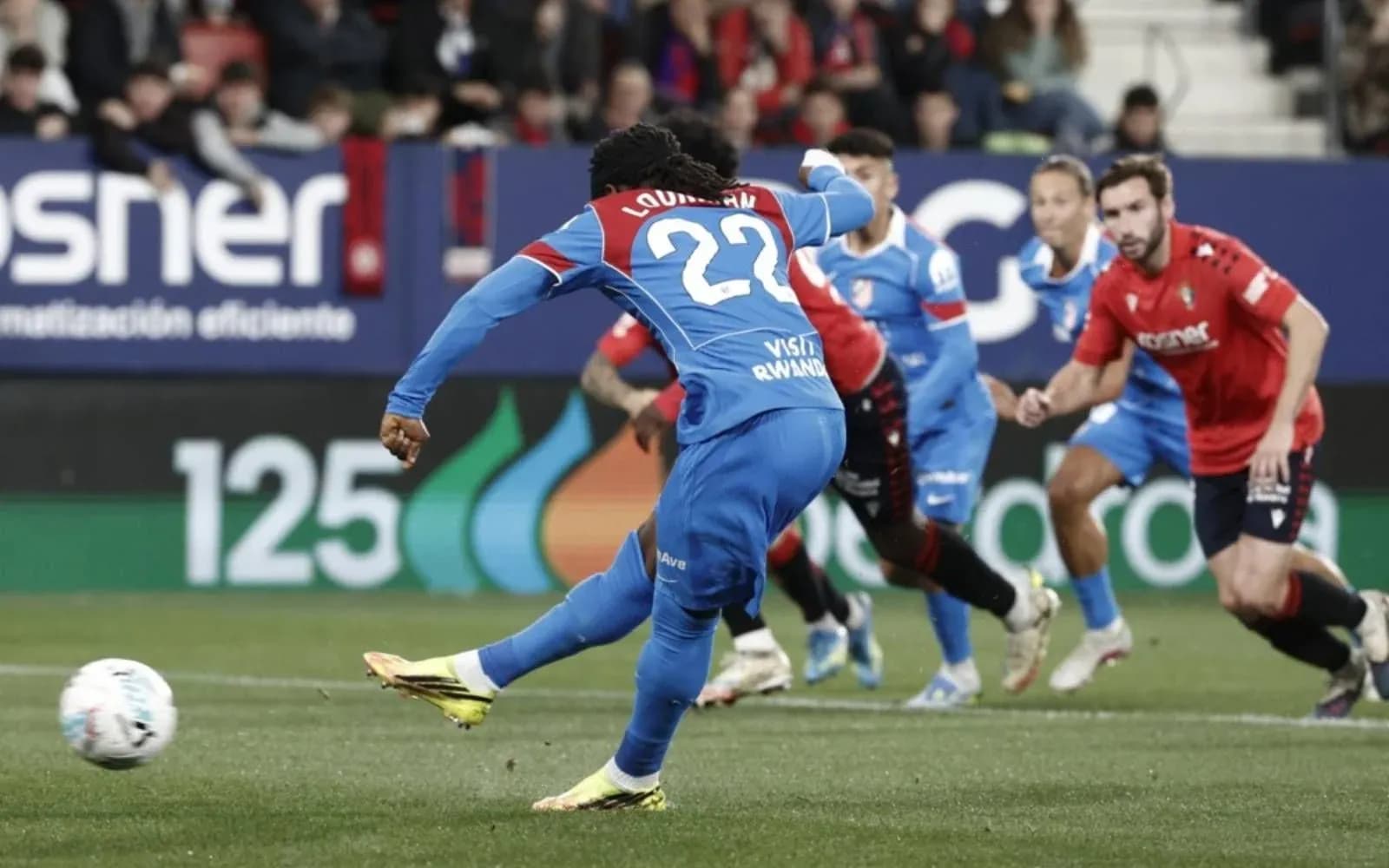 Jugador de Atlético de Madrid ejecutando un penalti