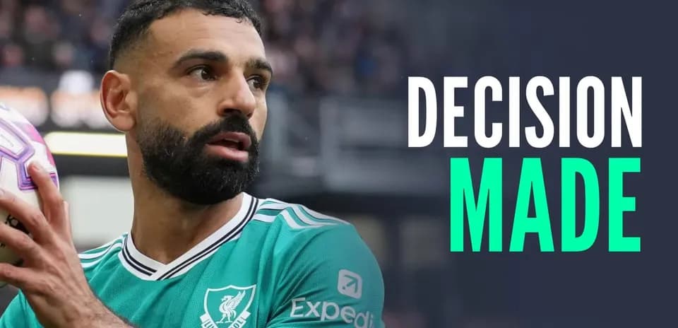 Jugador sosteniendo el balón en el campo