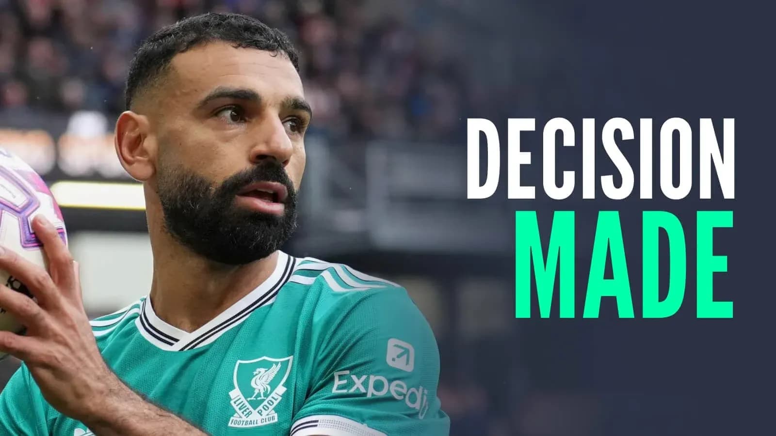Jugador sosteniendo el balón en el campo
