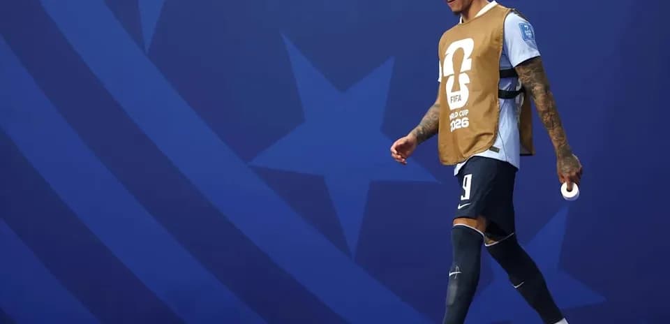 Jugador caminando con pechera en evento FIFA