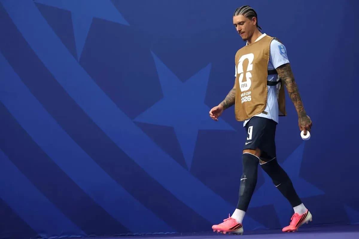 Jugador caminando con pechera en evento FIFA