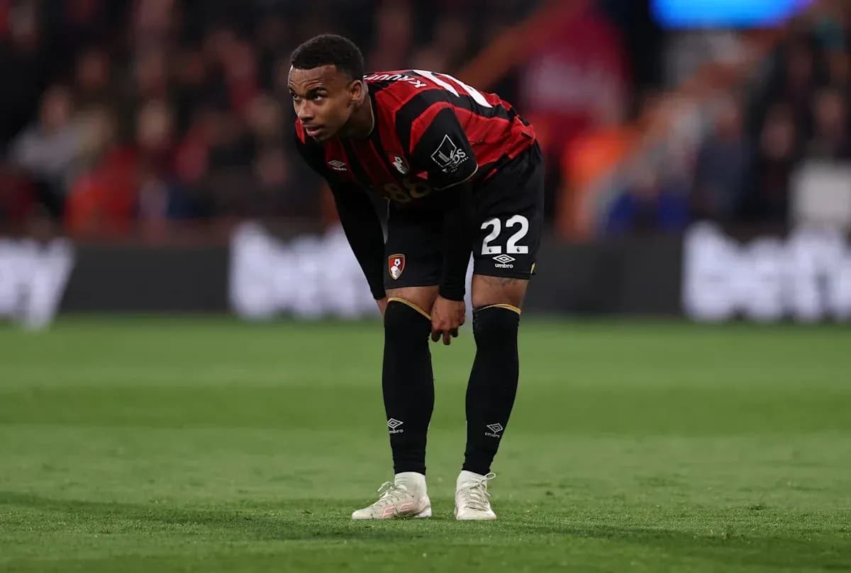Jugador de Bournemouth en posición de descanso durante el partido