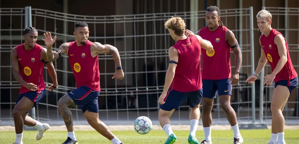 Jugadores de Barcelona entrenando y jugando con balón