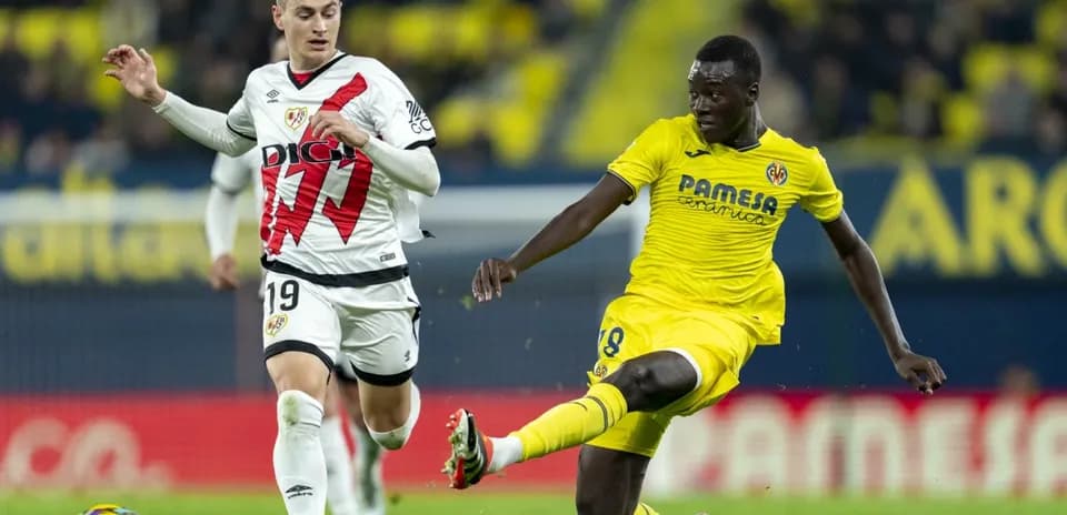 Jugador de Rayo Vallecano y Villarreal en acción
