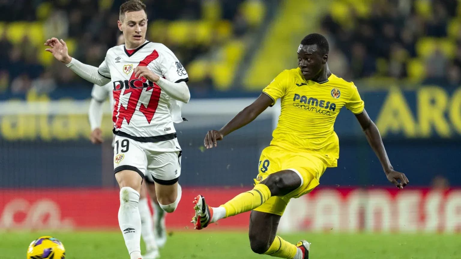 Jugador de Rayo Vallecano y Villarreal en acción