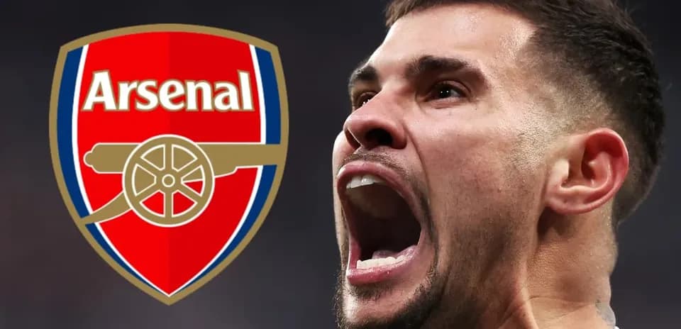 Jugador de Arsenal gritando con el escudo del club
