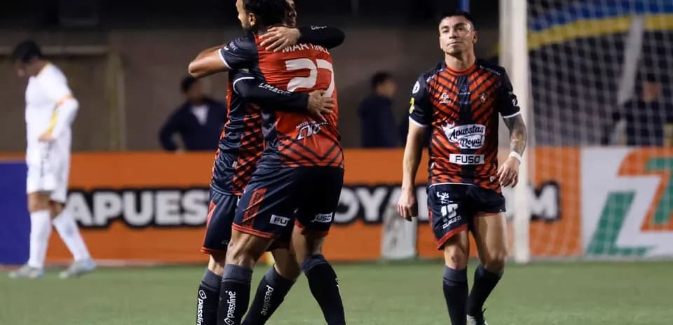 Jugadores celebrando un gol en el partido
