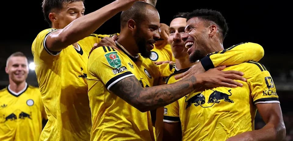 Jugadores celebrando un gol en partido de fútbol