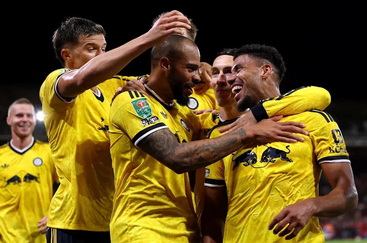 Jugadores celebrando un gol en partido de fútbol