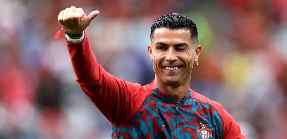 Jugador saludando con camiseta de Portugal