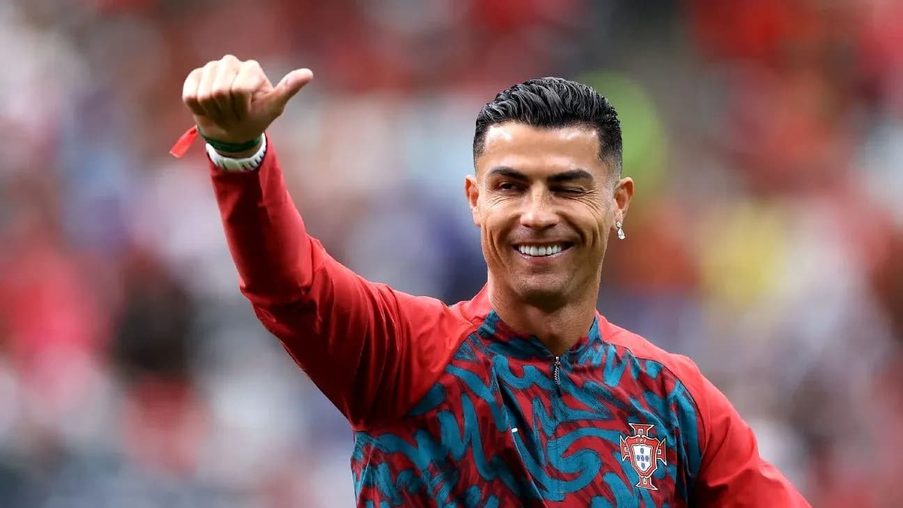 Jugador saludando con camiseta de Portugal