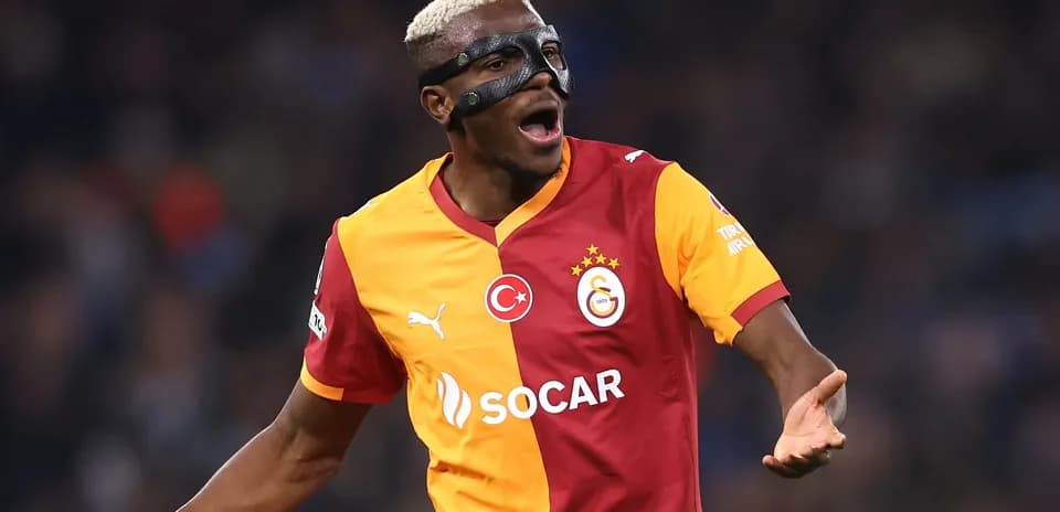 Jugador de Galatasaray con máscara protestando durante partido