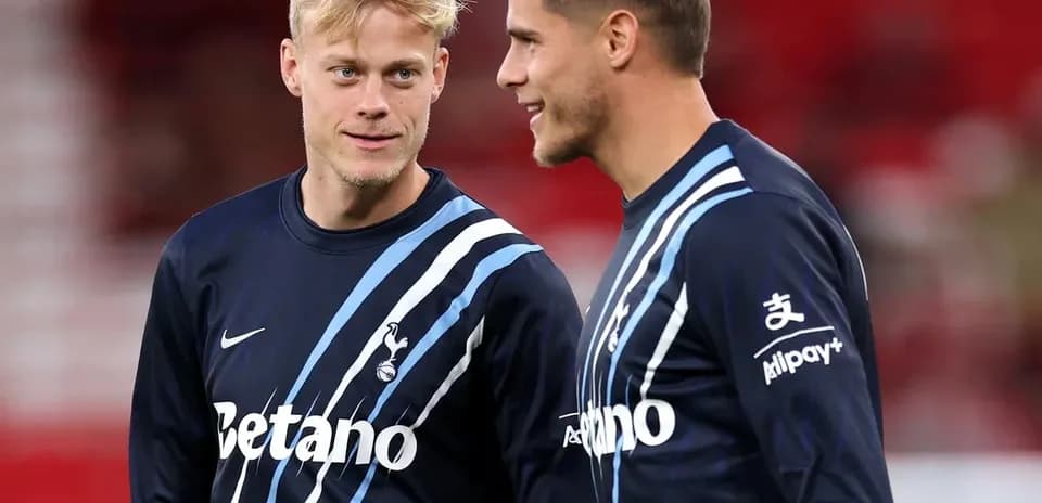 Dos jugadores conversando en el calentamiento previo