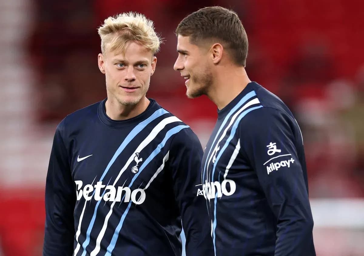 Dos jugadores conversando en el calentamiento previo