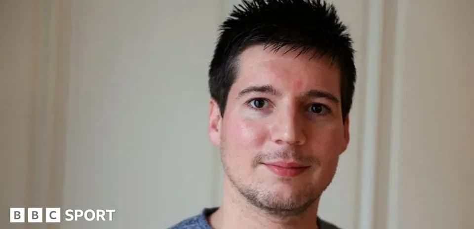 Hombre con cabello corto y oscuro en fondo claro