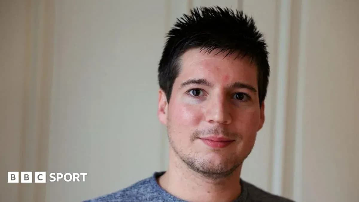 Hombre con cabello corto y oscuro en fondo claro