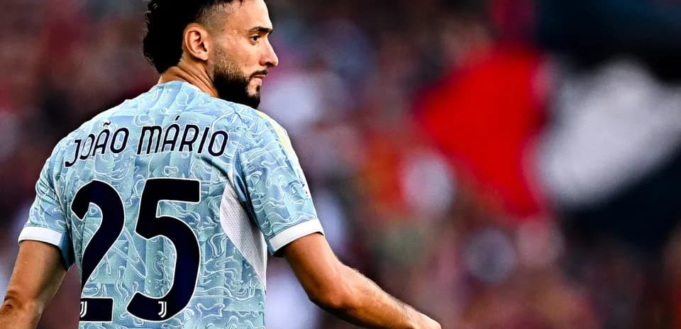 Jugador con camiseta de João Mário en partido