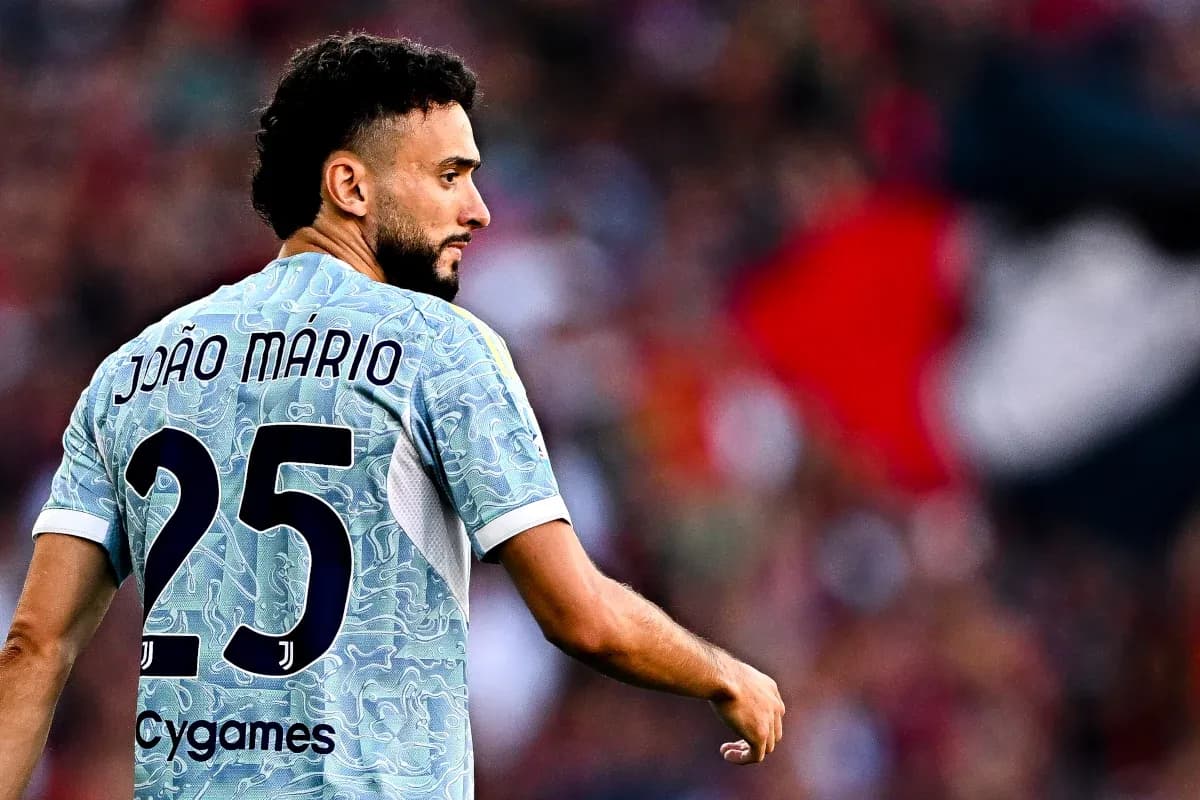 Jugador con camiseta de João Mário en partido