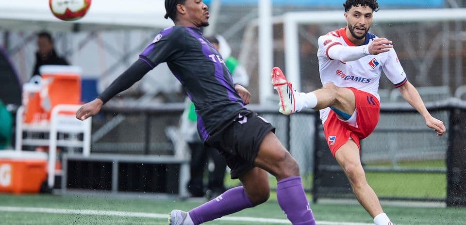 Jugador de Vancouver FC en acción durante el partido