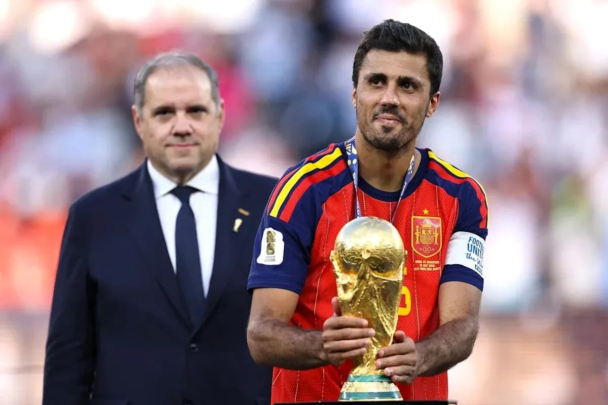 Jugador español sosteniendo la Copa del Mundo