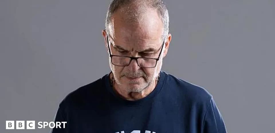 Hombre con gafas mirando hacia abajo en estudio