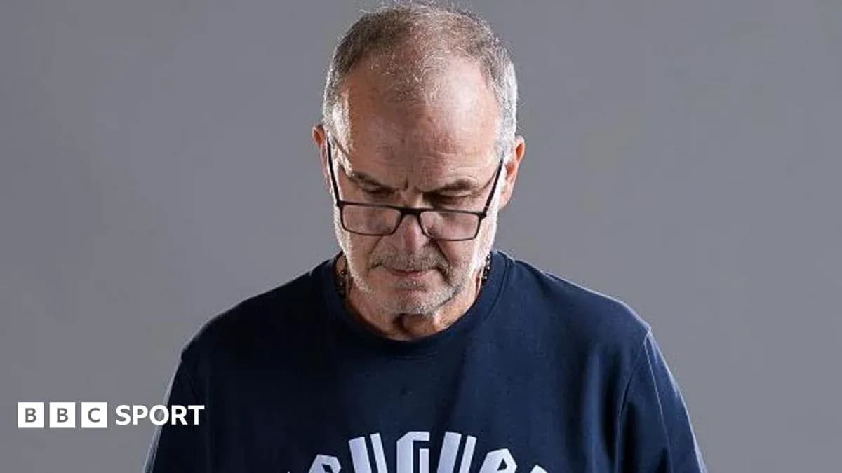 Hombre con gafas mirando hacia abajo en estudio