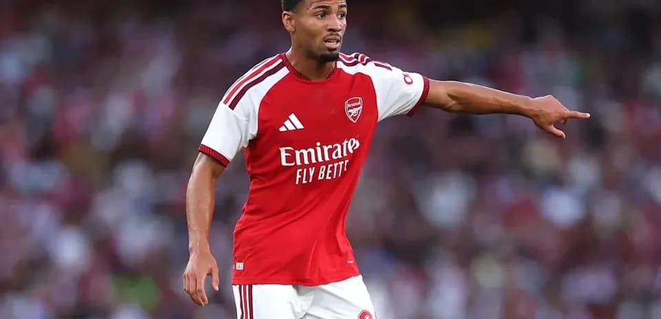 Jugador de Arsenal dirigiendo durante un partido