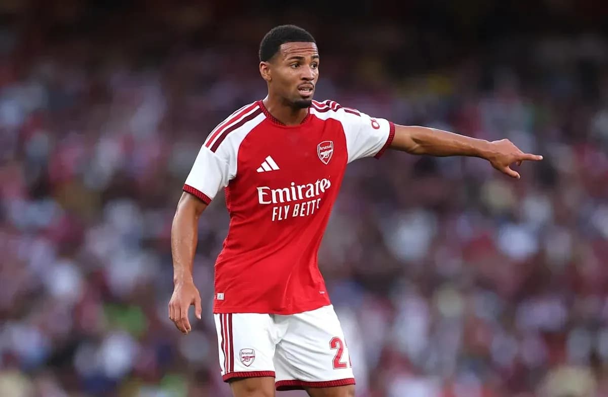 Jugador de Arsenal dirigiendo durante un partido
