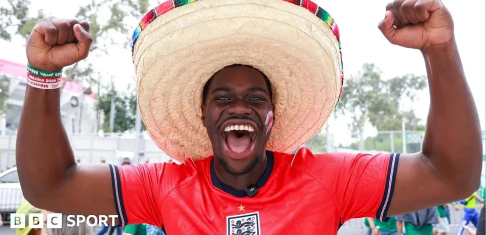 Afanoso aficionado con sombrero en evento deportivo