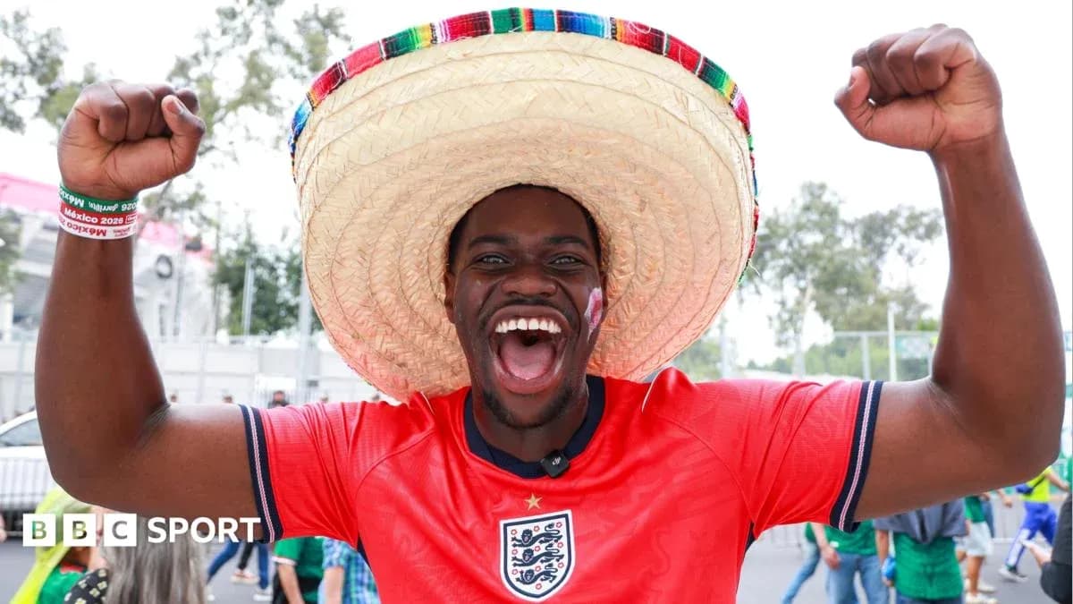 Afanoso aficionado con sombrero en evento deportivo