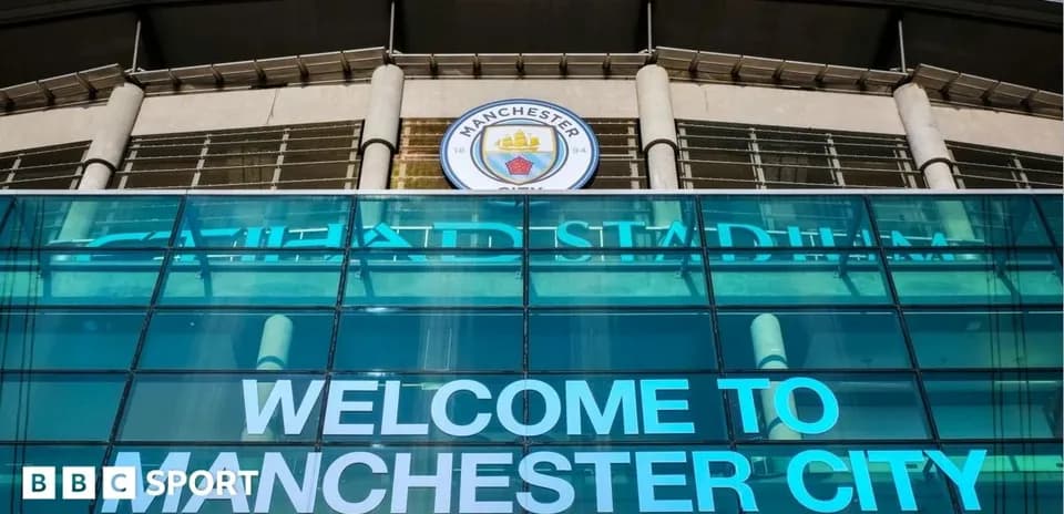 Fachada del estadio con bienvenida a Manchester City