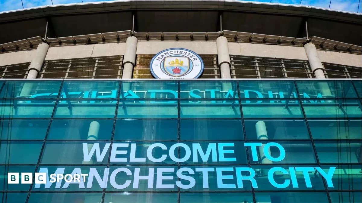 Fachada del estadio con bienvenida a Manchester City
